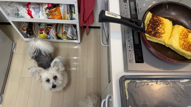 焼いたフレンチトーストひっくり返す